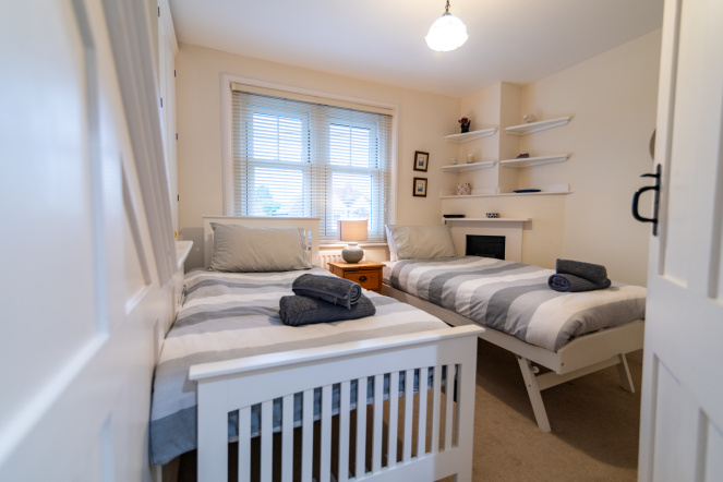 3 Bedroom, close to beach, golf course, littlestone, romney marsh, garden, 2 bathrooms, golf course views, sleeps 6, kent holiday home, new romney, cottage