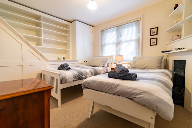 3 Bedroom, close to beach, golf course, littlestone, romney marsh, garden, 2 bathrooms, golf course views, sleeps 6, kent holiday home, new romney, cottage