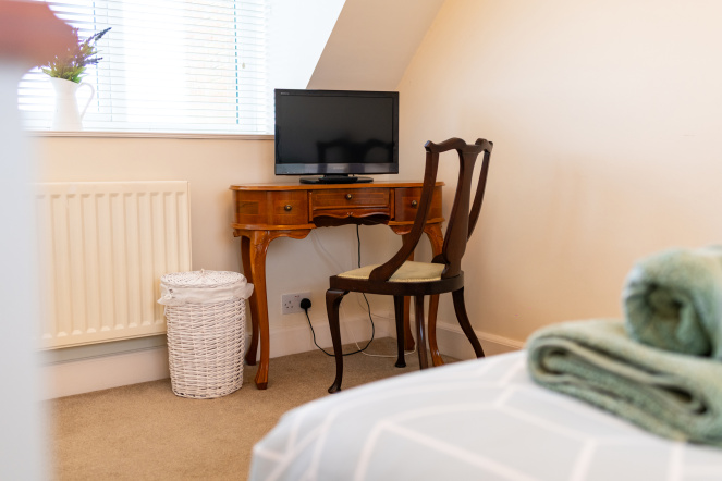 3 Bedroom, close to beach, golf course, littlestone, romney marsh, garden, 2 bathrooms, golf course views, sleeps 6, kent holiday home, new romney, cottage