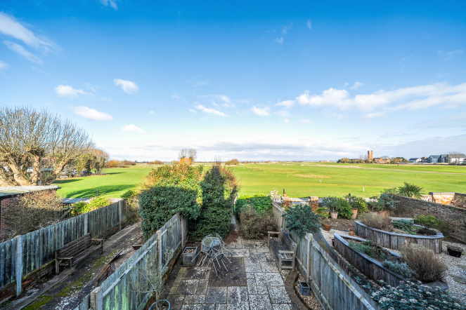 3 Bedroom, close to beach, golf course, littlestone, romney marsh, garden, 2 bathrooms, golf course views, sleeps 6, kent holiday home, new romney, cottage